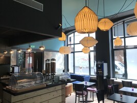 Desayuno buffet diario (EUR 15 por persona)