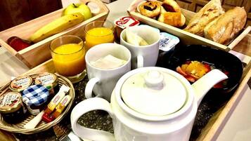 Frukostbuffé varje dag (EUR 16 per person)