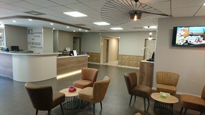 Reception - Kyriad Prestige - Bordeaux Aeroport (Merignac)
