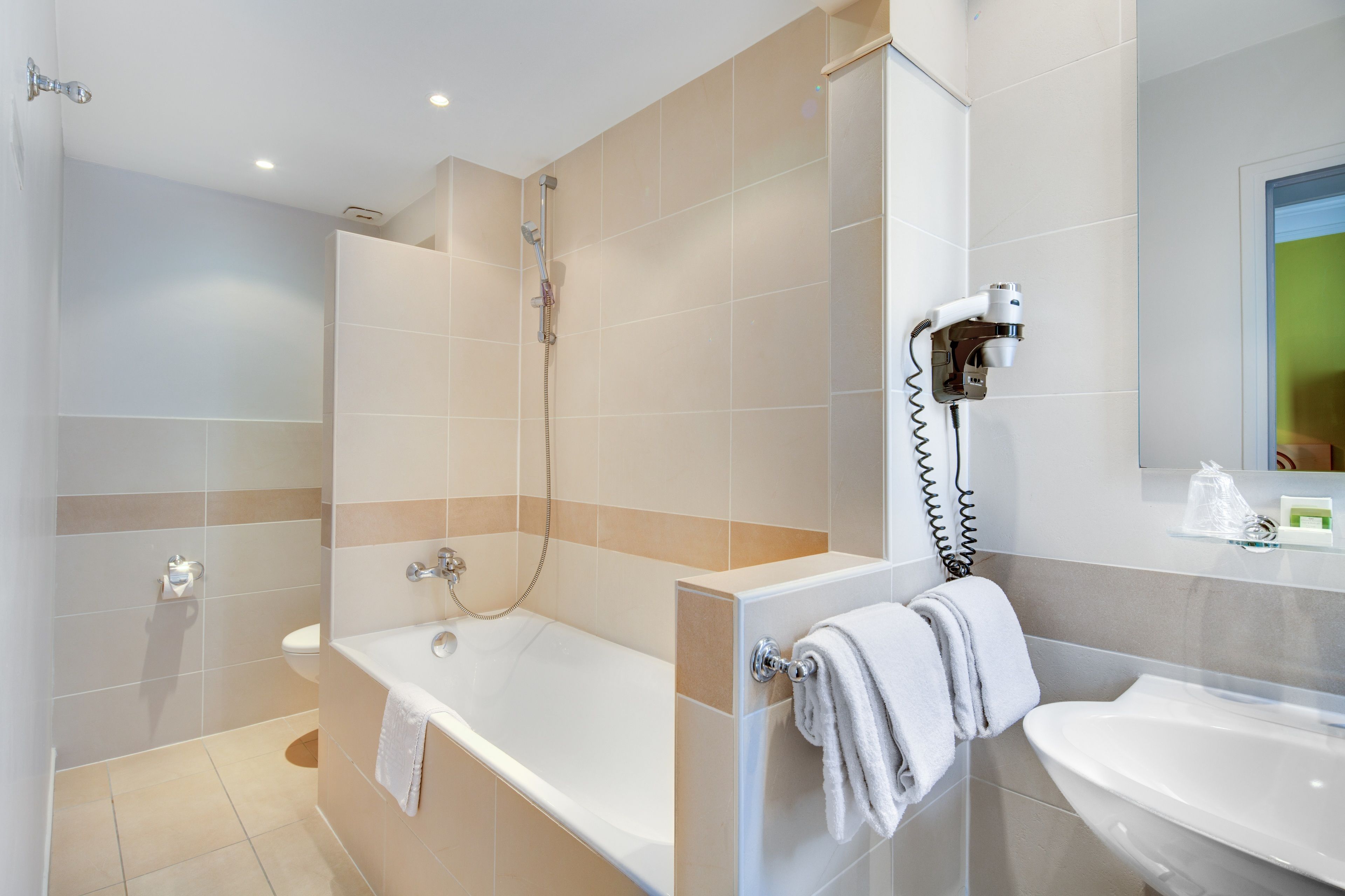 Un baño moderno con bañera, ducha y lavamanos.