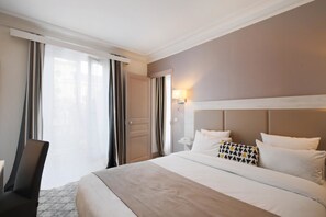 Hypo-allergenic bedding, in-room safe, individually decorated, desk - Grand Hotel des Gobelins (Paris)