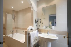 Standard Double or Twin Room | Bathroom - Grand Hotel des Gobelins (Paris)