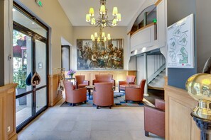 Lobby sitting area - Grand Hotel des Gobelins (Paris)