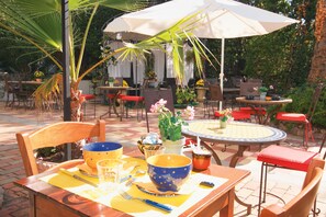 Outdoor dining - Hôtel Le Pré Catelan (Antibes)