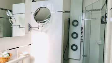 Camera tripla | Bagno | Set di cortesia gratuito, asciugacapelli, asciugamani