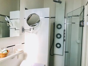 Triple Room | Bathroom | Free toiletries, hair dryer, towels