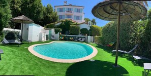 Una piscina al aire libre de temporada (de 09:30 a 19:00), tumbonas