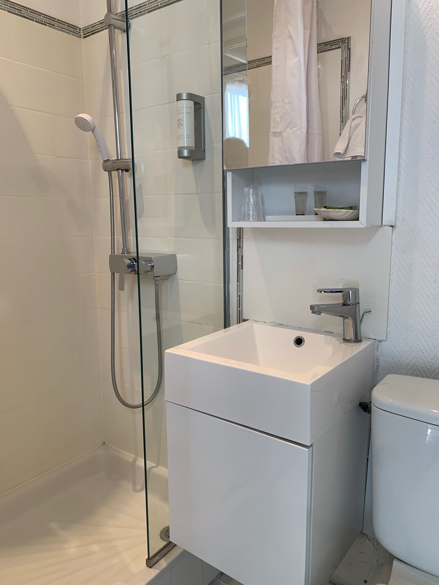 single room | bathroom | free toiletries, hair dryer, towels