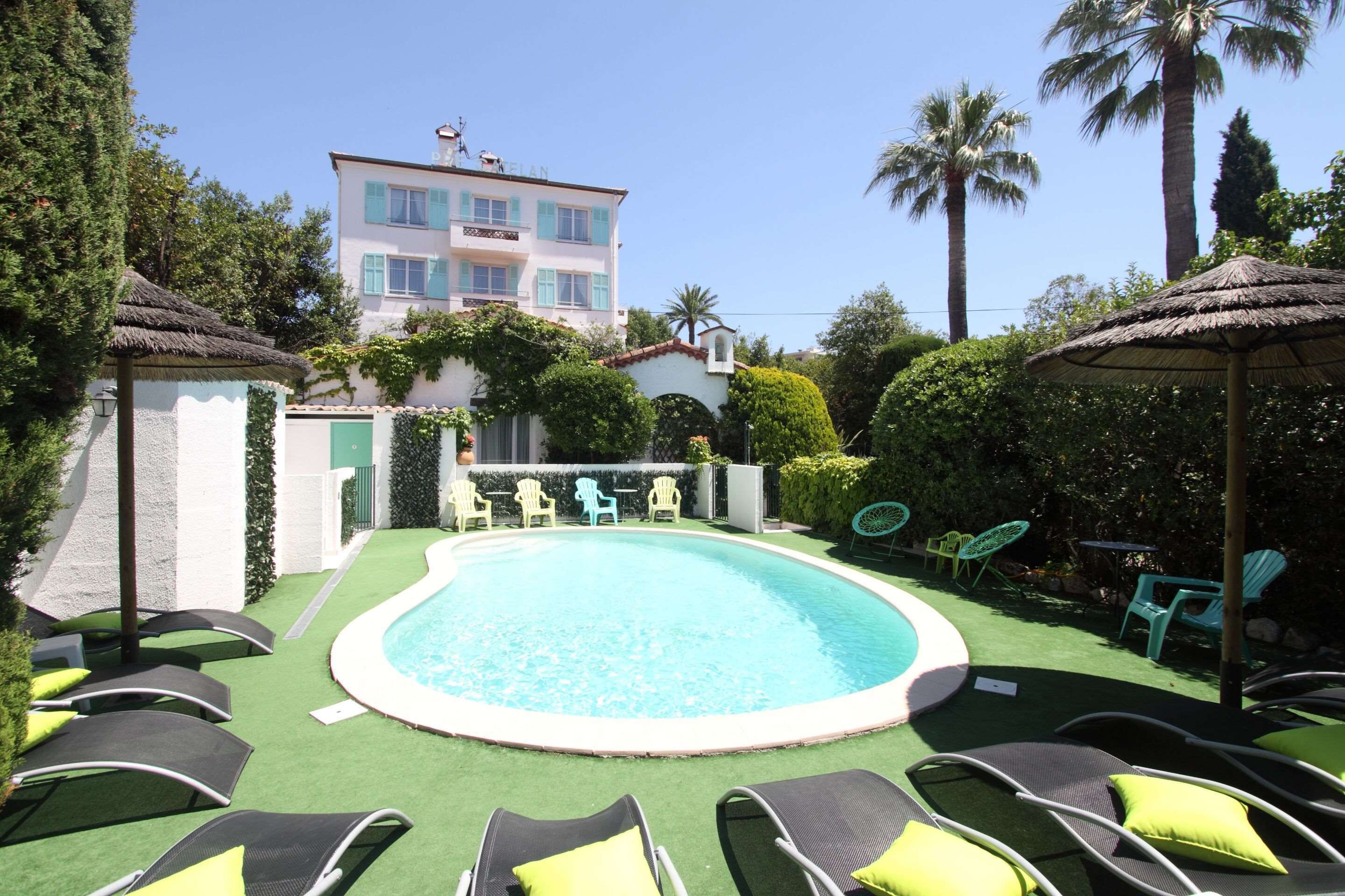 seasonal outdoor pool, open 9:30 am to 7:00 pm, pool loungers