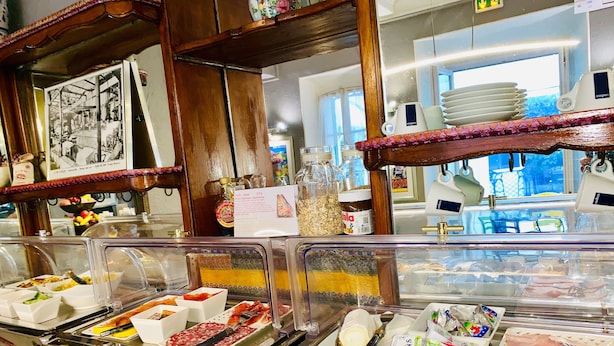 A buffet counter with various food items and condiments. - Hôtel Le Pré Catelan (Antibes)