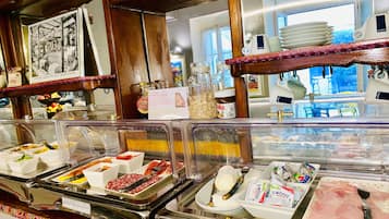Päivittäinen buffetaamiainen (16 EUR per henkilö)