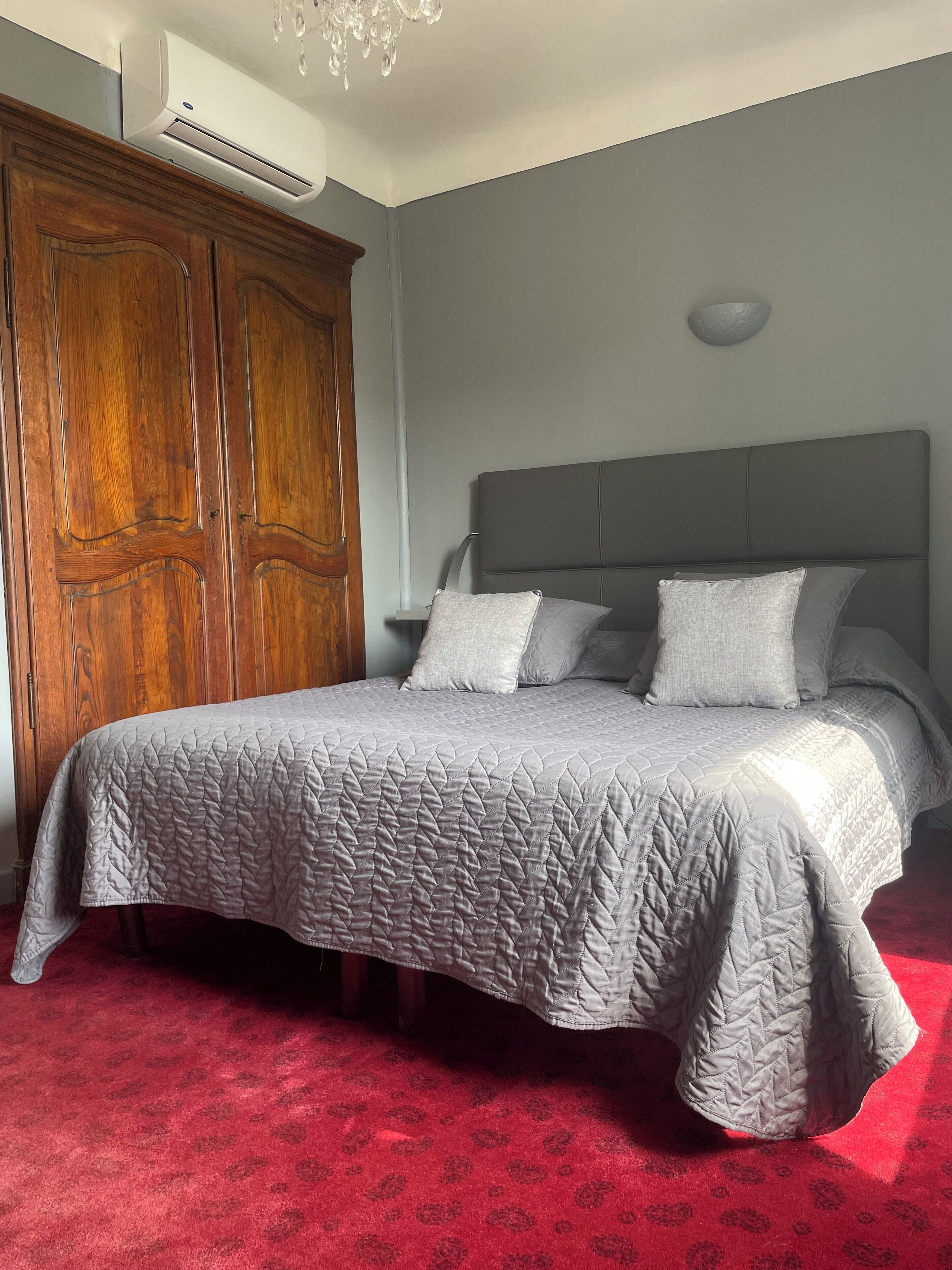 classic double room | minibar, in-room safe, individually decorated, individually furnished