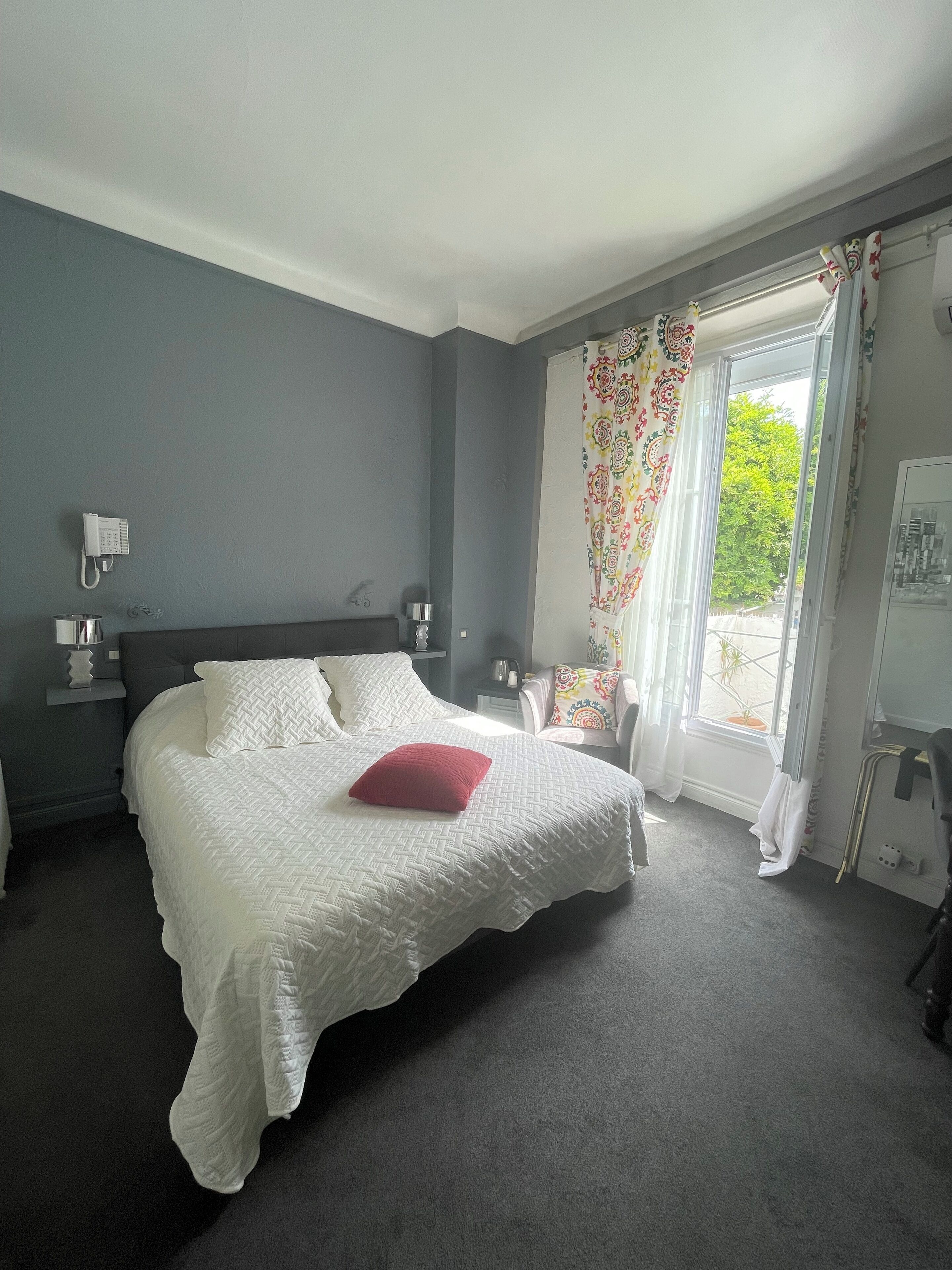 classic double room | minibar, in-room safe, individually decorated, individually furnished