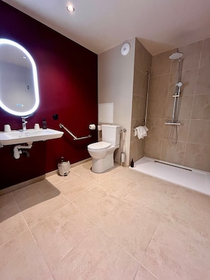 Combined shower/bathtub, hair dryer, towels