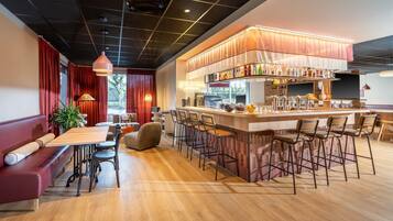 FrĂŒhstĂŒck, Mittagessen, Abendessen, Blick auf den Garten