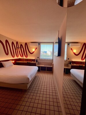 高級寝具、デスク、遮光カーテン、防音設備