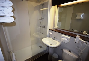 Standard Double or Twin Room | Bathroom