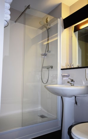 Standard Double or Twin Room | Bathroom