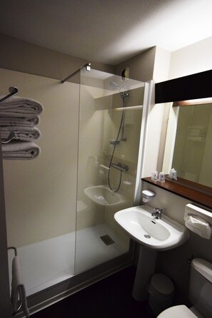 Standard Double or Twin Room | Bathroom | Combined shower/tub, hair dryer, towels