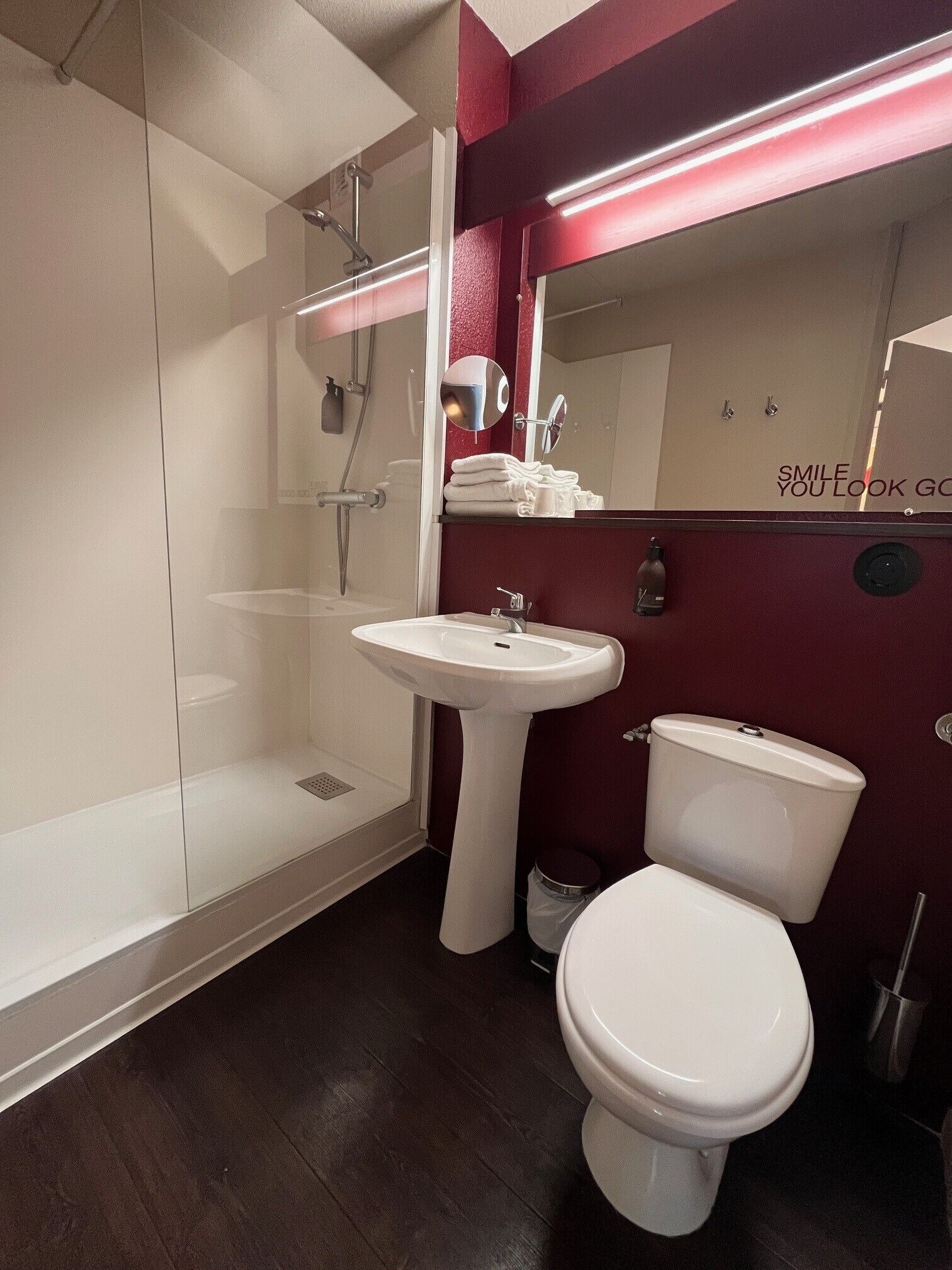 Combined shower/tub, hair dryer, towels