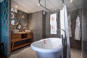 Een douche, gratis toiletartikelen, een haardroger, badjassen