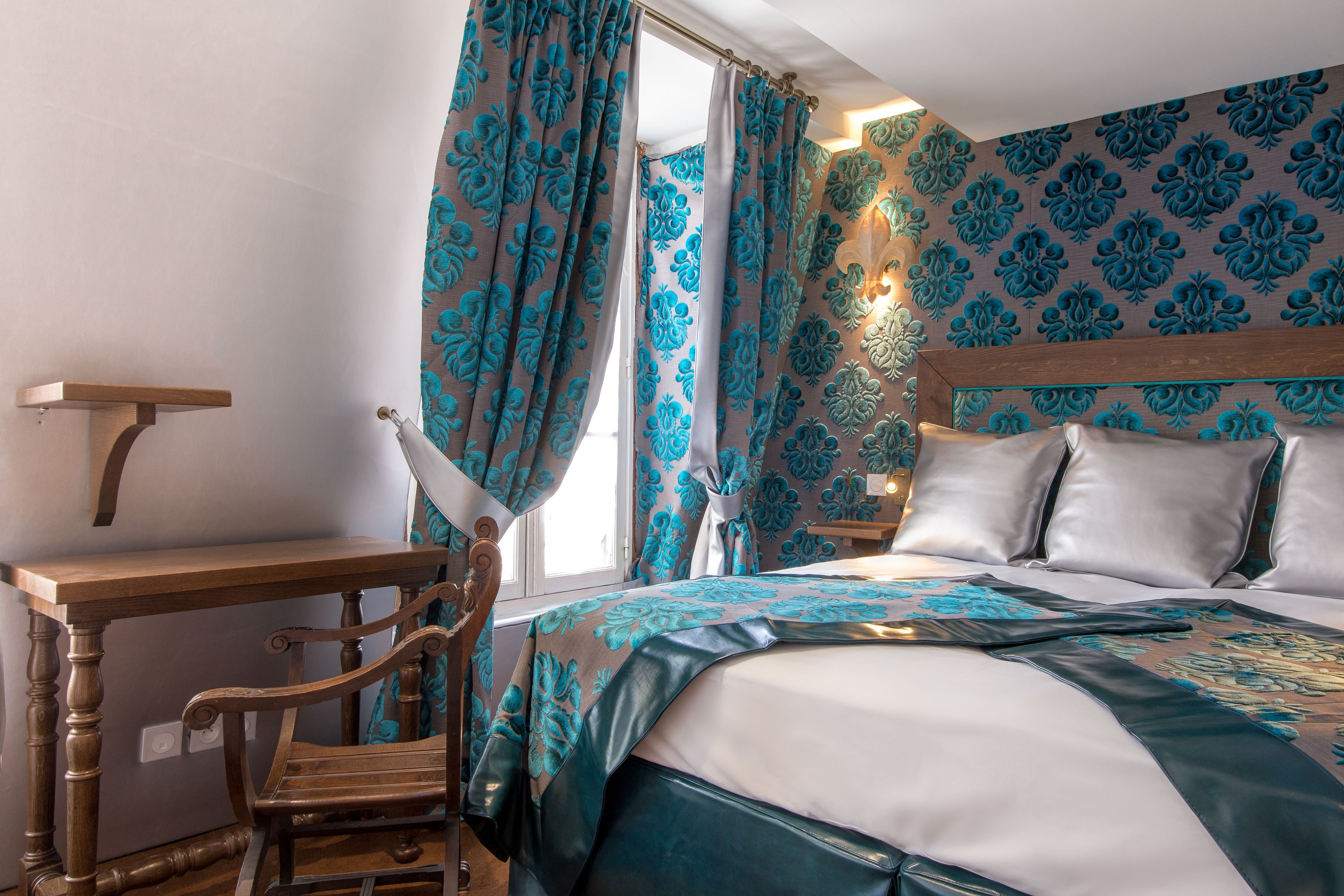 Une chambre à coucher avec un lit, un bureau en bois et une chaise.