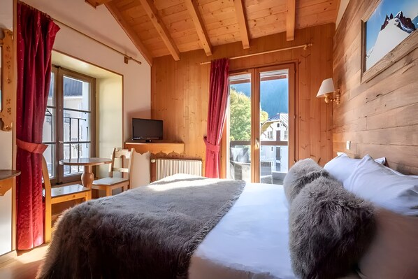 Classic Double Room | Minibar, in-room safe, desk, blackout drapes
