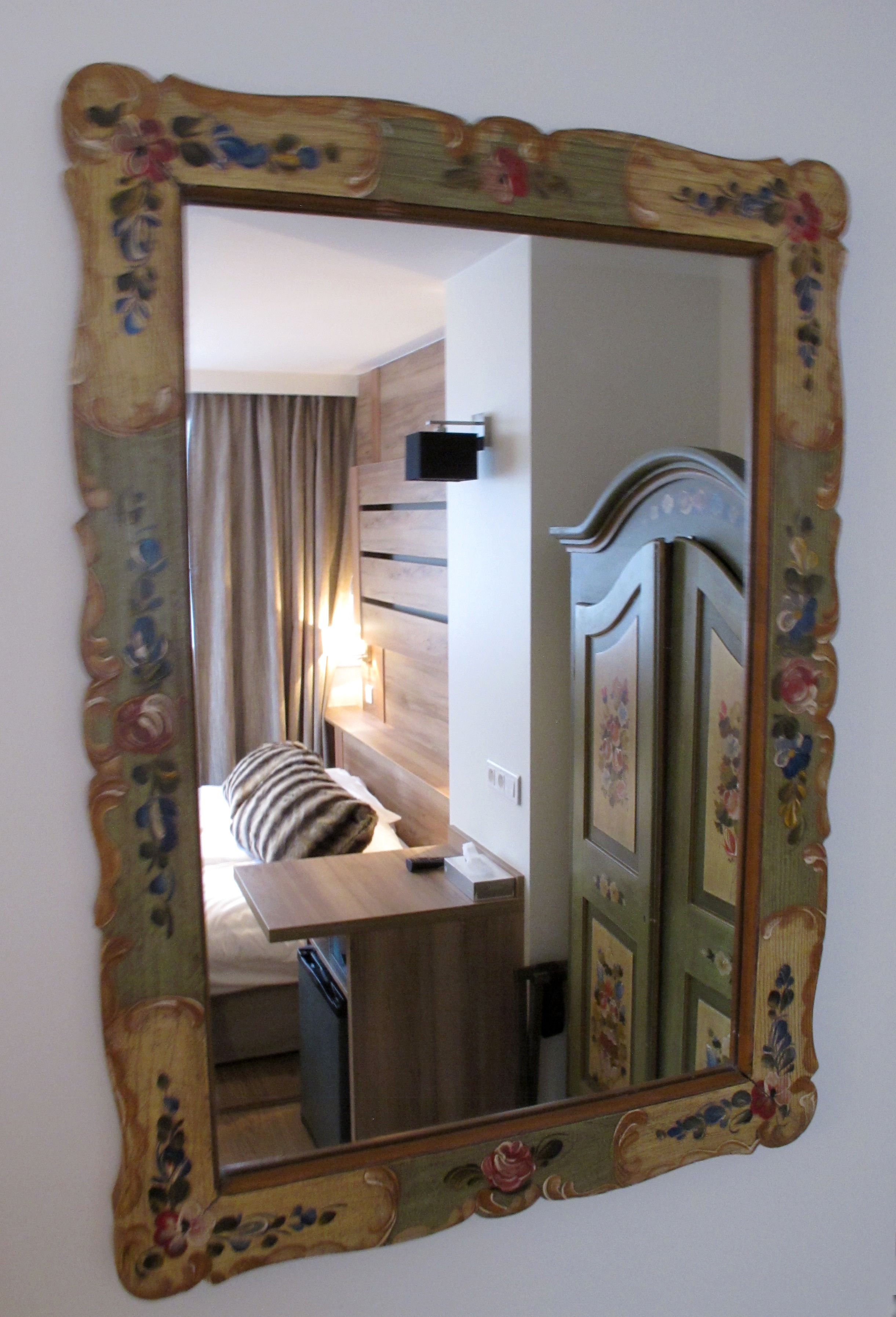 single room | minibar, in-room safe, desk, blackout curtains