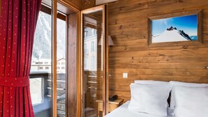 Rom – standard | Minibar, safe på rommet, skrivebord og blendingsgardiner