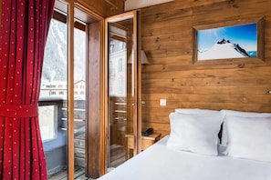 Standard Room | Minibar, in-room safe, desk, blackout drapes