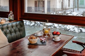 Petit déjeuner buffet servi tous les jours en supplément