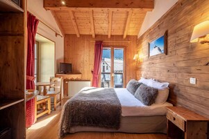 Classic Double Room | Minibar, in-room safe, desk, blackout drapes