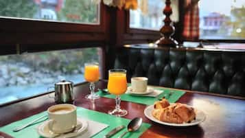 Desayuno buffet (EUR 12 por persona) 