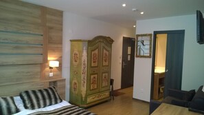 Minibar, coffres-forts dans les chambres, bureau, rideaux occultants