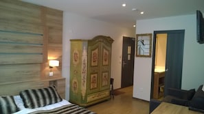 Minibar, coffres-forts dans les chambres, bureau, rideaux occultants