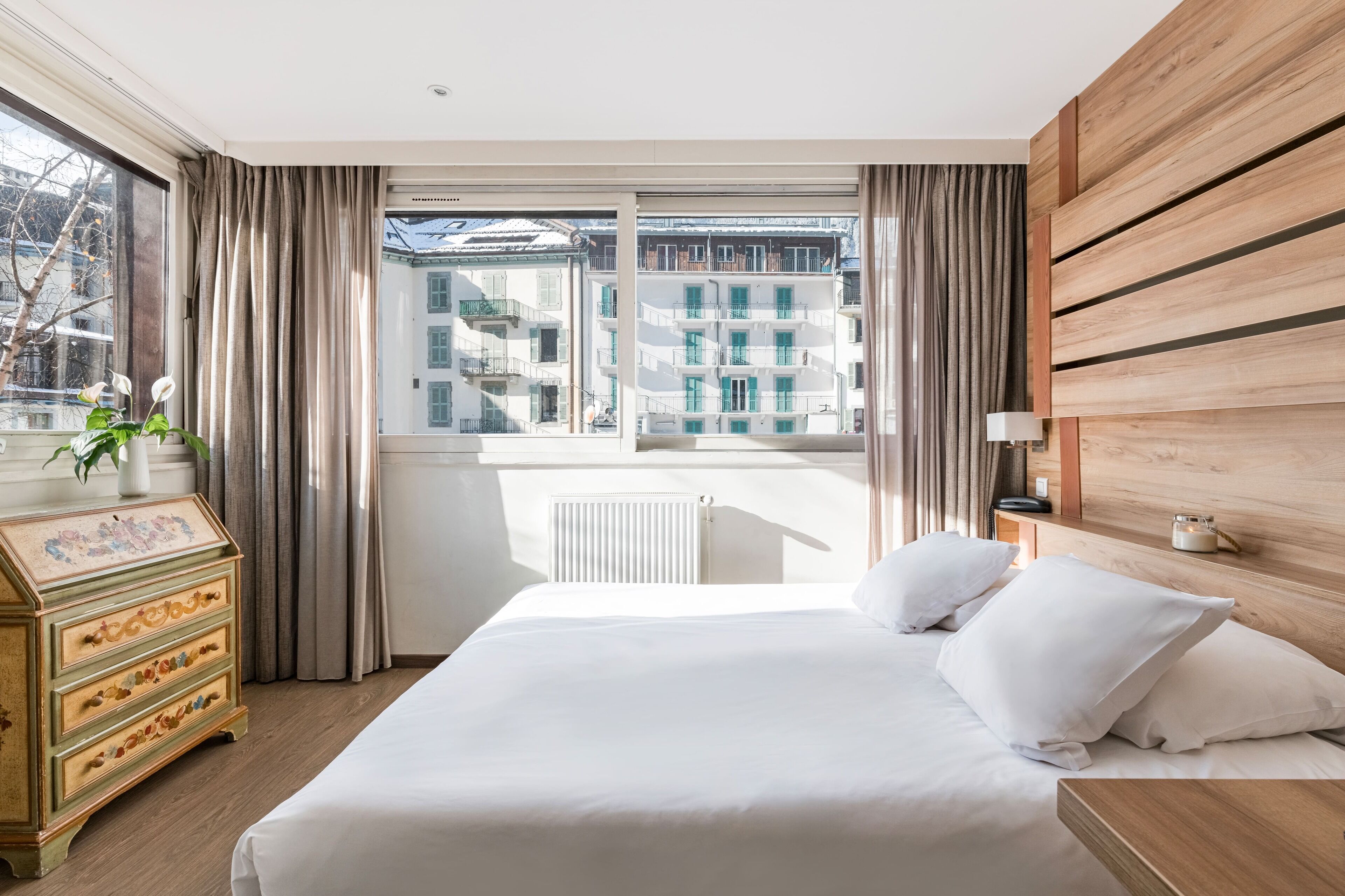 Classic Double Room | Bar mini, peti besi dalam bilik, meja, langsir/tirai gelap terus 