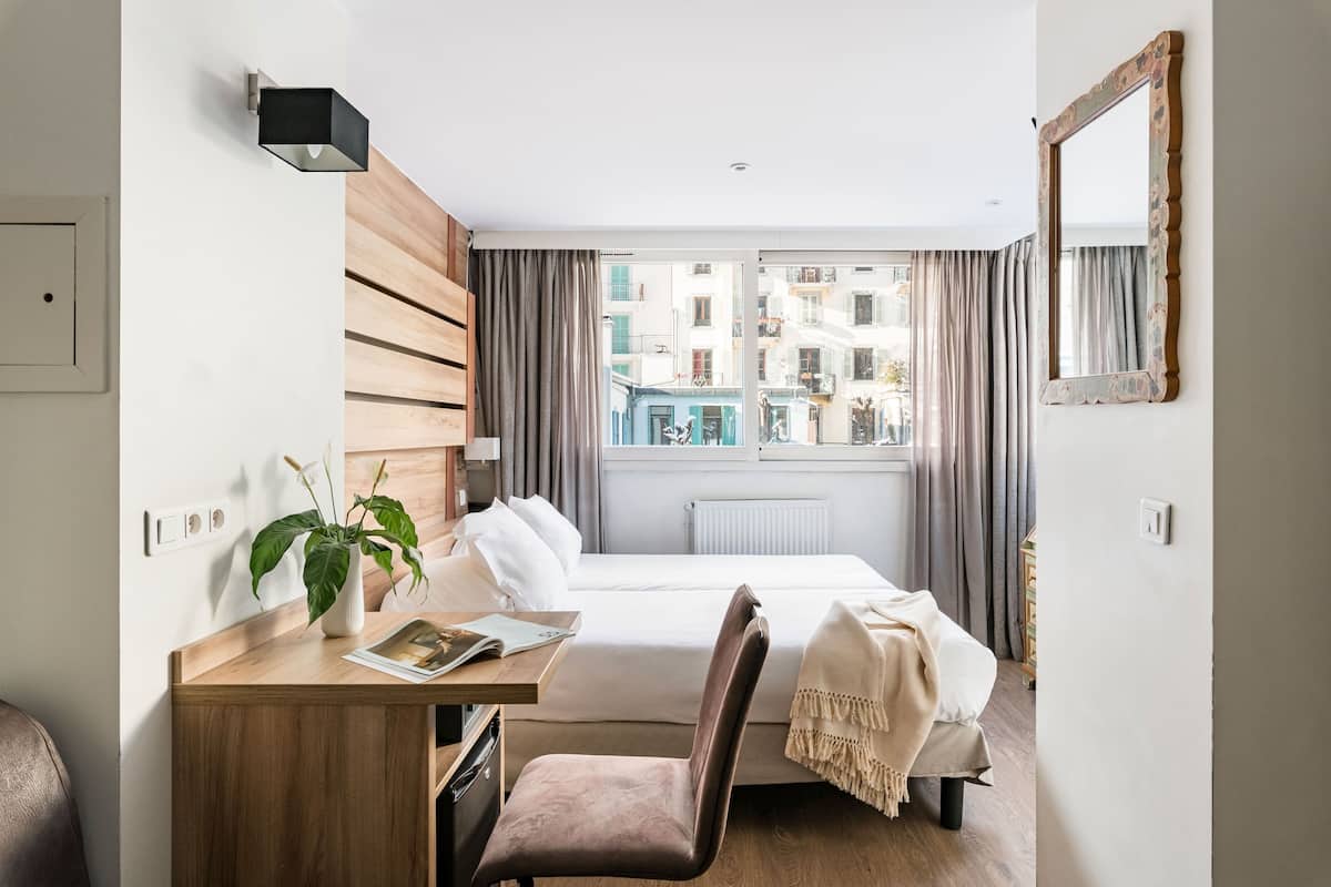 Classic Twin Room | Bar mini, peti besi dalam bilik, meja, langsir/tirai gelap terus