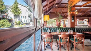 Petit déjeuner buffet (12 EUR par personne)
