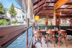 Se ofrece un desayuno bufé (12 EUR por persona)