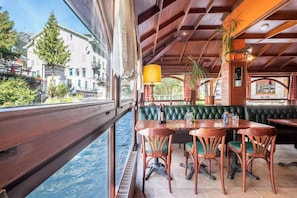 Desayuno buffet diario (EUR 12 por persona)