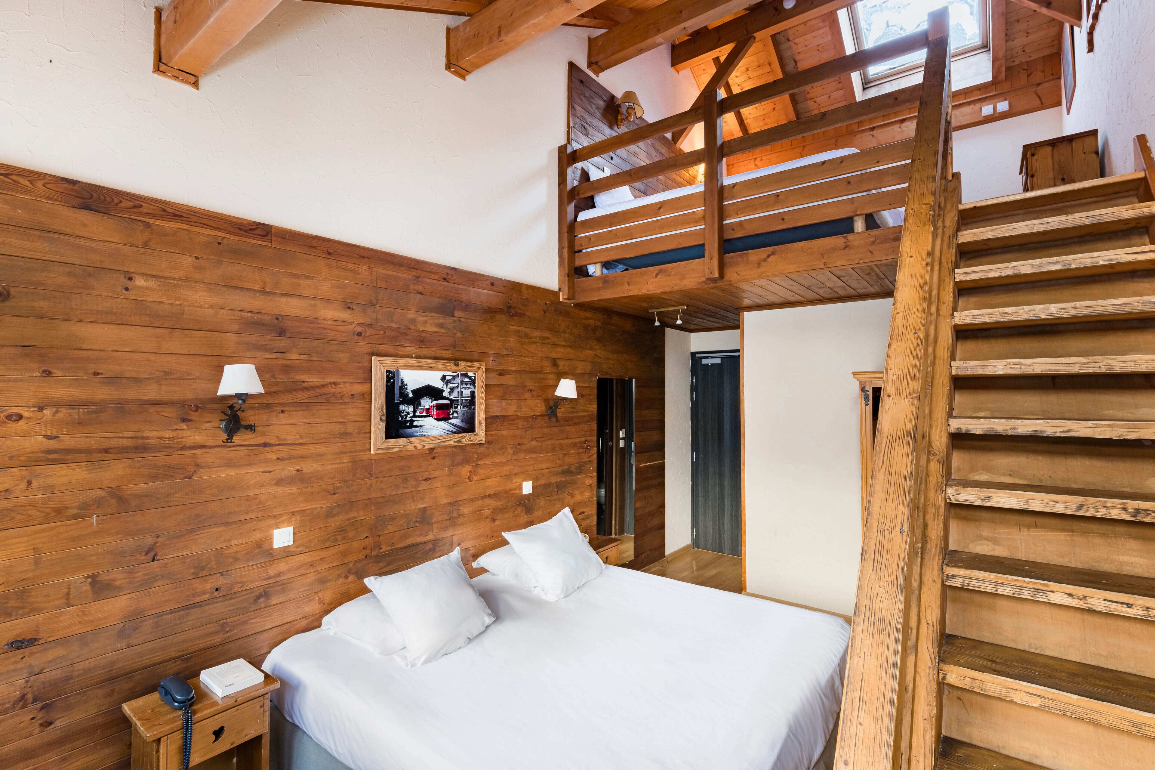 Family Studio | Bar mini, peti besi dalam bilik, meja, langsir/tirai gelap terus 