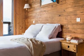 Standard Room | Minibar, in-room safe, desk, blackout curtains - Hôtel La Vallée Blanche (Chamonix-Mont-Blanc)