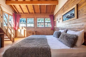 Quadruple Room | Minibar, in-room safe, desk, blackout drapes