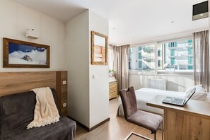 Minibar, coffres-forts dans les chambres, bureau, rideaux occultants