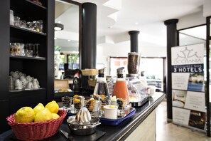 Petit déjeuner buffet servi tous les jours en supplément
