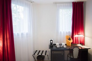 Ropa de cama de alta calidad, caja fuerte, escritorio y cortinas opacas