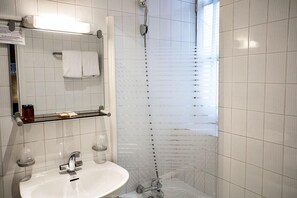 Amenidades de baño gratuitas, secadora de cabello, toallas 