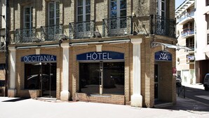 A hotel with a sign reading "Hôtel" and a smaller sign "Occitania" to the left. - Occitania Centre Toulouse Matabiau (Toulouse)