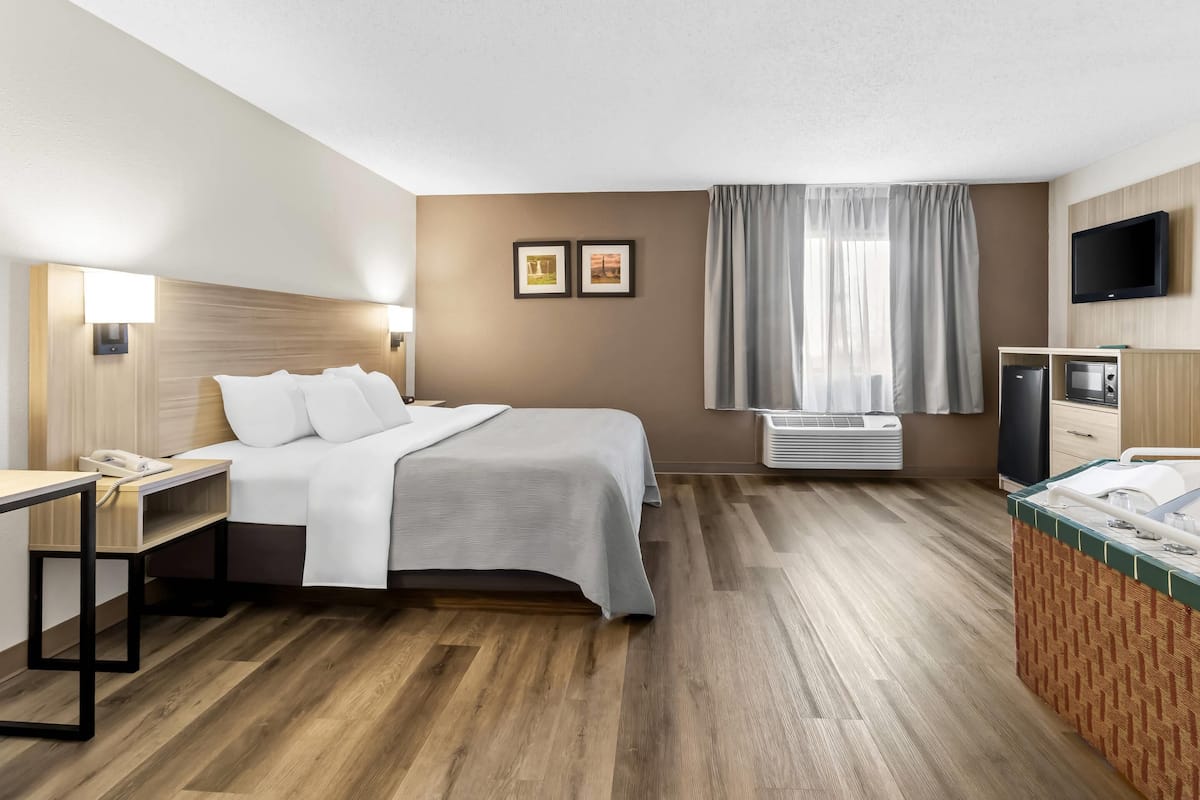 In-room safe, desk, iron/ironing board, rollaway beds (surcharge)