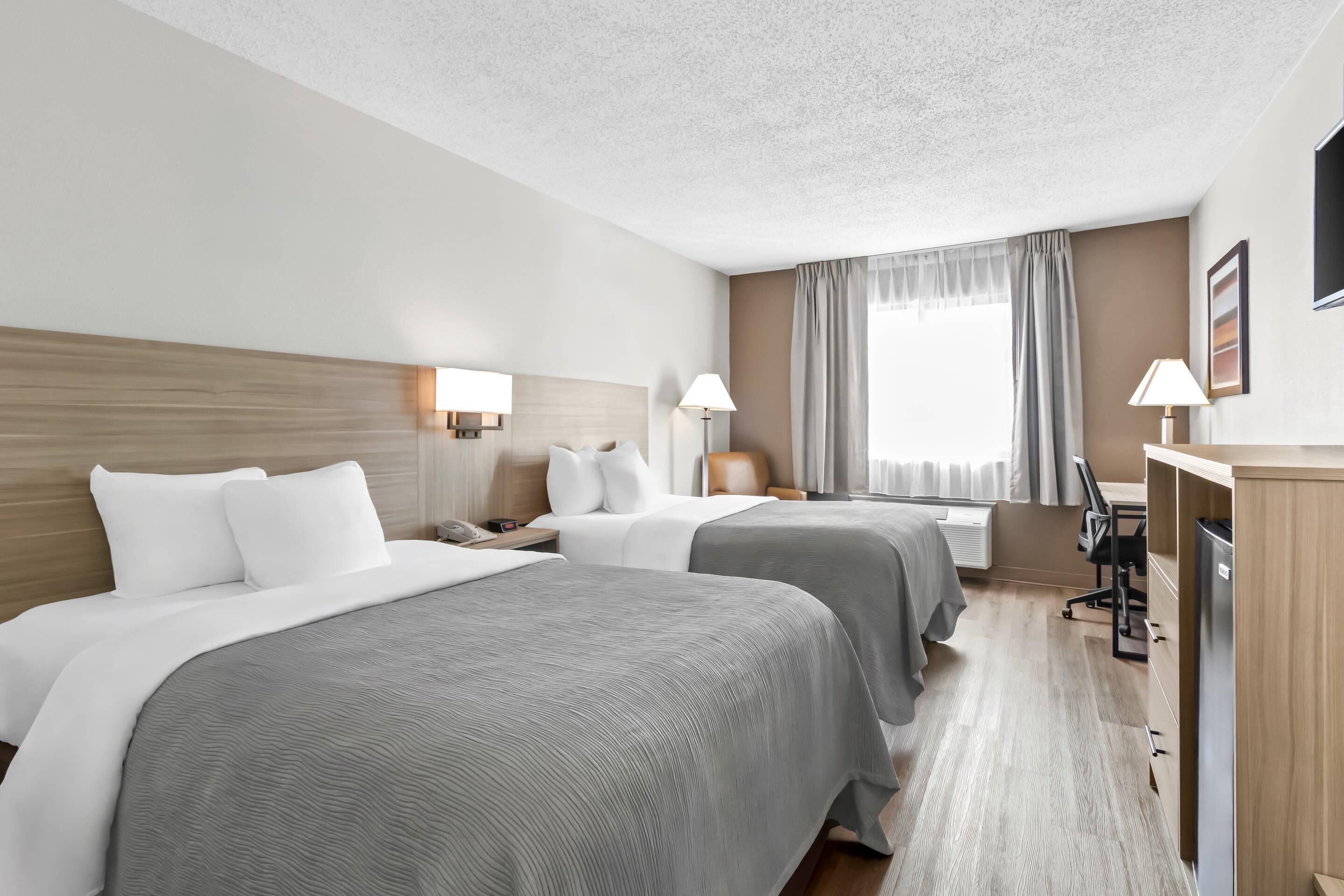 스탠다드 더블룸, 더블침대 2개, 금연 | 객실 내 금고, 책상, 다리미/다리미판, 간이 침대